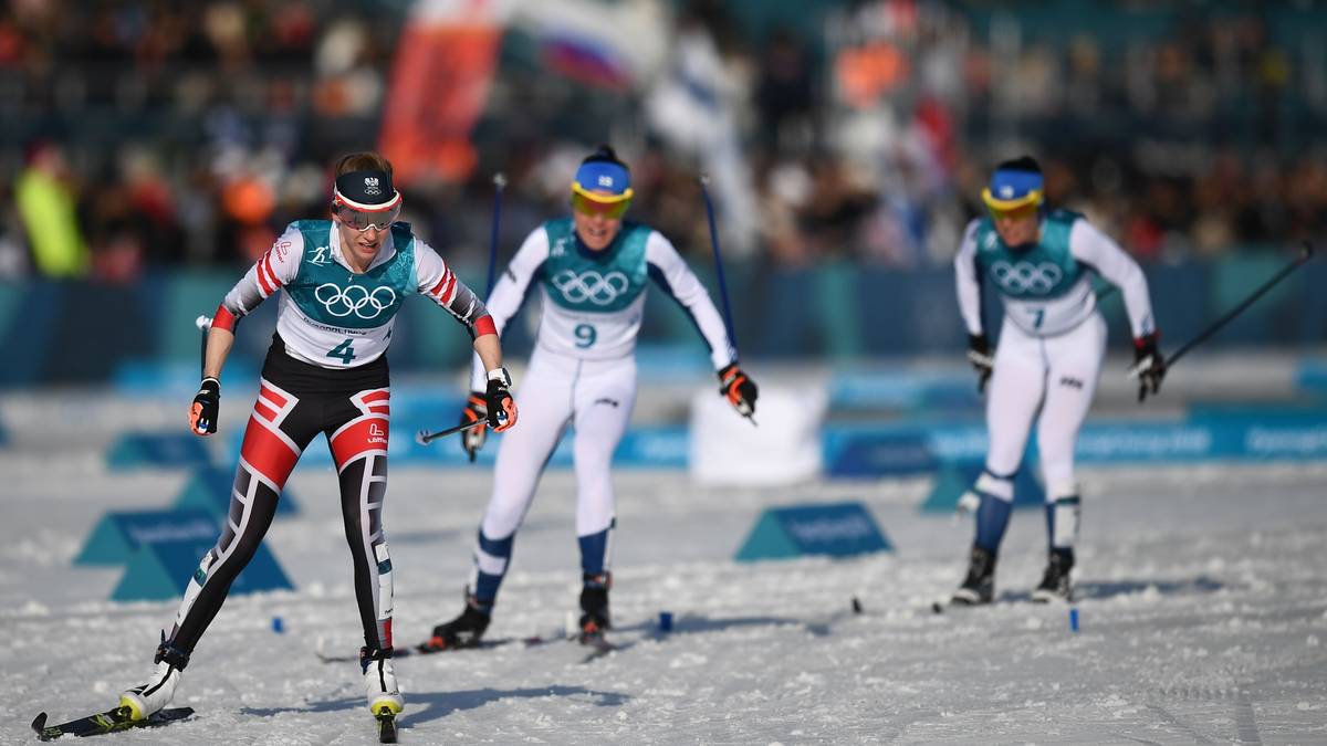 FLOP - FALSCH ABGEBOGEN: Die österreichische Skilangläuferin Teresa Stadlober vergibt die große Chance auf olympisches Edelmetall auf bittere Art und Weise. Nach 20 Kilometern liegt Stadlober beim "Marathon" über 30 Kilometer auf Platz zwei, biegt dann aber falsch ab