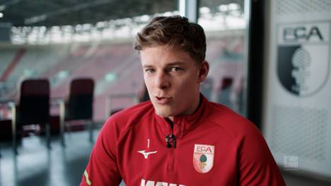 Im DFL-Midweek-Interview spricht Augsburgs Torhüter Finn Dahmen über seine WM-Chancen und die Rolle als möglicher dritter Torhüter.