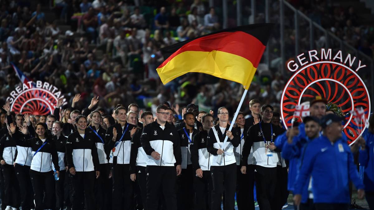 Das deutsche Team schreitet angeführt von Fahnenträgerin Lisa Unruh durchs Stadion