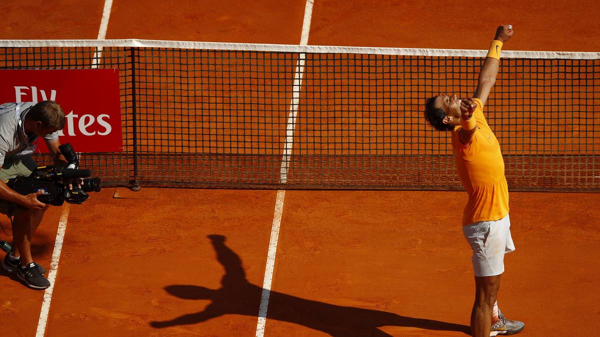 Da der Schweizer die Sandplatzsaison auslässt, erklimmt Nadal kampflos wieder Platz 1 in der Rangliste. Nie zuvor dominierte ein Spieler auf einem Belag in einer Art und Weise wie Nadal: Bis zum Masters in Madrid gewinnt er 50 Gewinnsätze in Folge auf Sand - damit verdrängt er John McEnroe, der 1984 49 Sätze in Folge auf Teppich für sich entscheiden konnte