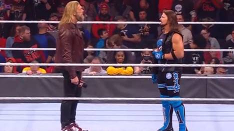 Bei WWE Monday Night RAW nimmt AJ Styles die WrestleMania-Herausforderung von Edge an - und wird danach von einer bösartigen Attacke überrascht.