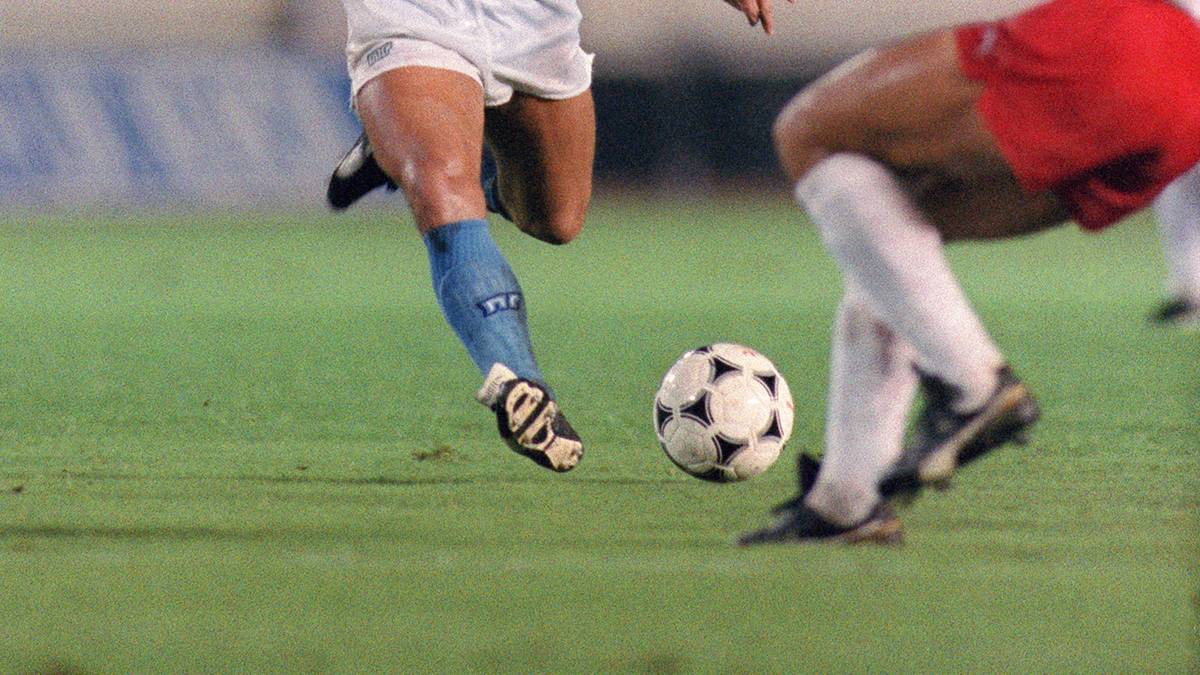 Unvorstellbare 12,3 Millionen Euro legte Neapel für den Argentinier auf den Tisch, der daraufhin von Barcelona an den Vesuv wechselte. Bei der SSC wurde Maradona zur Legende und wird bis heute verehrt