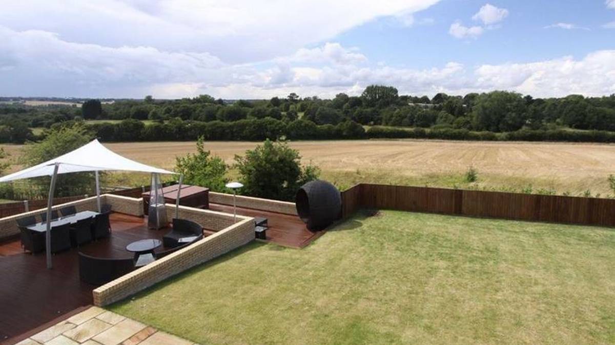 Die Aussicht in die Grafschaft stimmt auch - und ein kleiner Rasen zum Kicken ist natürlich auch da