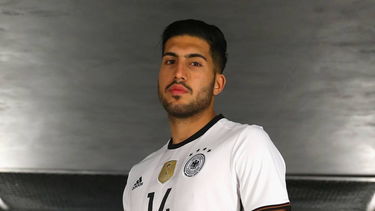 Beim Heimtrikot wurde auf bunte Spielereien fast gänzlich verzichtet. Schlicht und überwiegend in Weiß erinnert das Trikot an die WM-Titel von 1954 und 1974. Für einen erneuten großen Titel reichte es in Frankreich nicht.