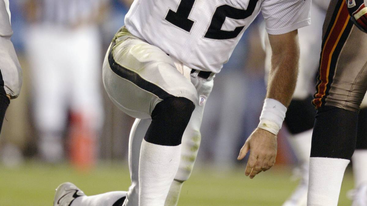 Für Raiders-Quarterback Rich Gannon (Bild) endet der Abend dagegen absolut miserabel. Bis heute ist er der einzige Spieler, der in einem Finalspiel alleine fünf Interceptions wirft. Zum Vergleich: In der gesamten Saison für Oakland warf Gannon bis dato nur elf Mal in die Hände eines Verteidigers