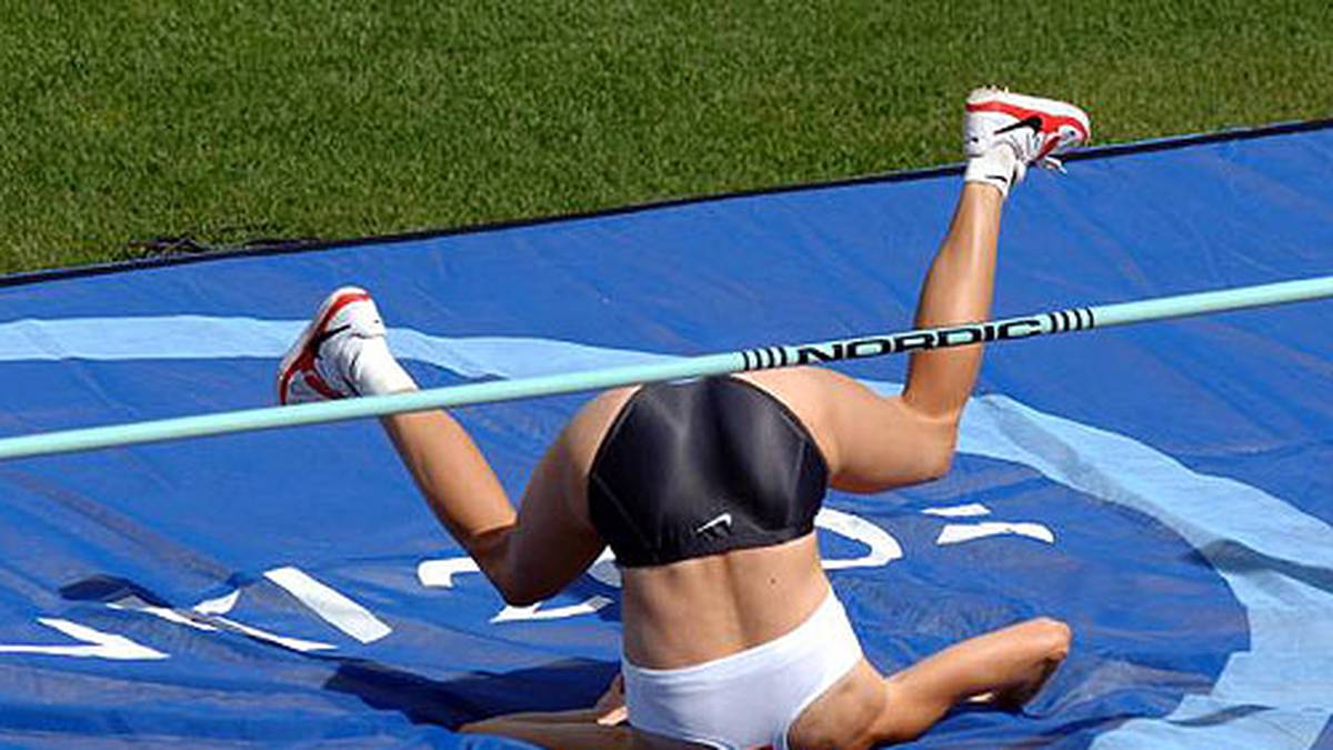 Die Leichtathletik steckt voller kurioser Momente - und diese Hochspringerin nach ihrer Landung scheinbar kopfüber in der Weichbodenmatte. Sport1.de zeigt die ungewöhnlichsten Fotos...