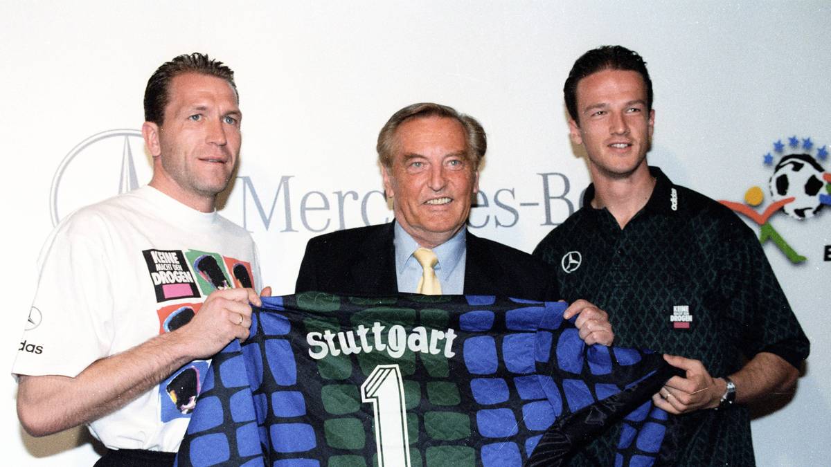 Andreas Köpke konnte sein Glück 1996 wahrscheinlich gar nicht fassen. Der Nationalkeeper war mit all seinen vier Profiklubs bereits abgestiegen – mit dem SC Charlottenburg und Hertha BSC aus der Zweiten Liga, mit Nürnberg und zuletzt Frankfurt aus der Bundesliga – als sich während der EM 1996 endlich ein Spitzenklub meldete. Der VfB Stuttgart, bei dem in jenen Jahren mit dem Magischen Dreieck aus Krassimir Balakov, Fredi Bobic und Giovane Elber die heißeste Boyband seit den Backstreet Boys unter Vertrag stand, wollte ihn unbedingt haben. Noch vor dem Triumph von Wembley sagte Köpke zu, in einer alten Mühle in Manchester posierte er mit Bobic und Gerhard Mayer-Vorfelder, VfB-Präsident und DFB-Vize in Personalunion stolz fürs Foto. Stuttgart überwies 600.000 Mark nach Frankfurt. 