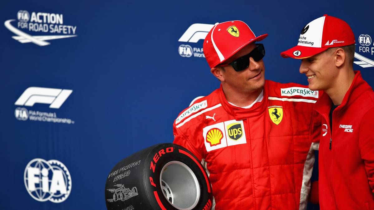 In seiner ersten Saison läuft es jedoch noch nicht wie gewünscht. Ein dritter Platz in Monza ist sein einziger Podestplatz der Saison. Anders als seine Teamkollegen, die dank Siegen am Ende auf den Plätzen drei und vier landen, muss sich Schumacher mit Platz zwölf begnügen. Helfen die Tipps von Kimi Räikkönen?