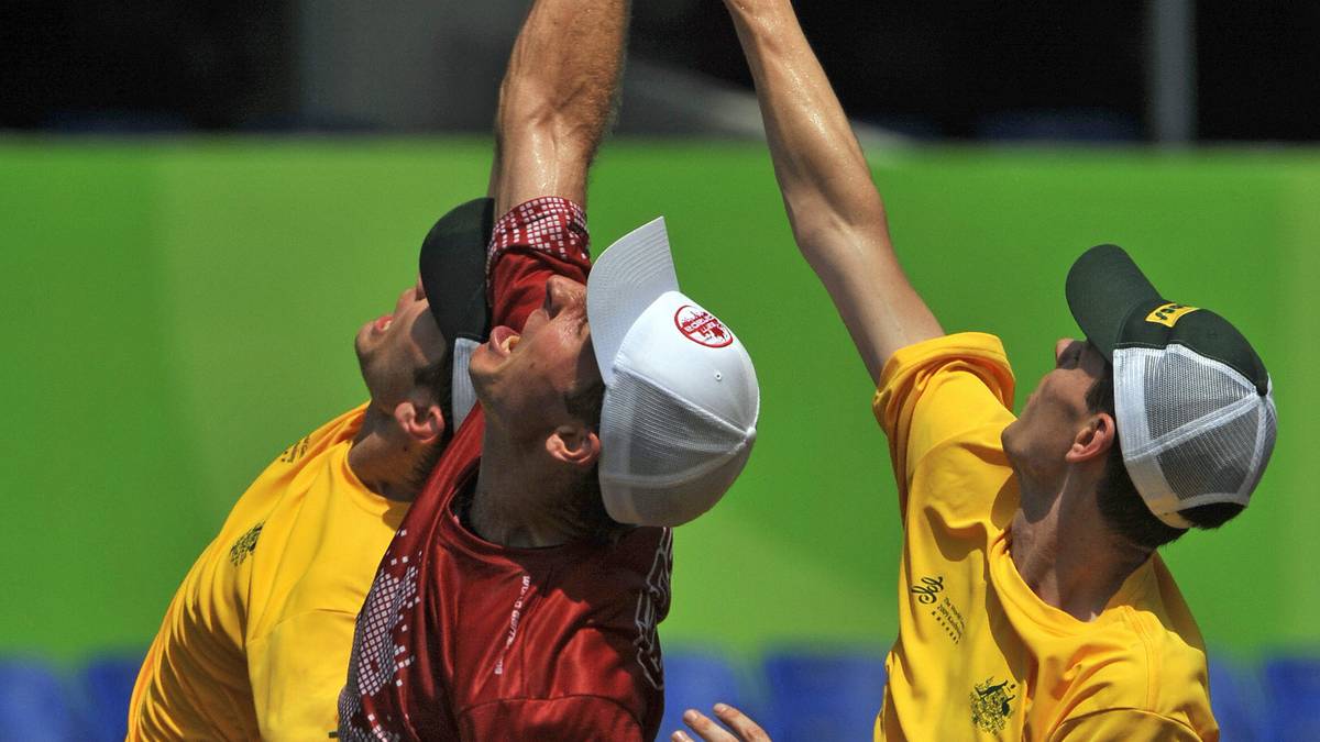 FRISBEE: Zwei Teams mit je sieben Spielern treten gegeneinander an. Dabei ist es verboten, mit der Scheibe zu rennen. Punkte gibt es, wenn die Scheibe in einer 18 Meter langen Zone gefangen wird. Das Besondere beim Frisbee: Die Spieler müssen alle strittigen Entscheidungen selbst lösen, da es keine Schiedsrichter gibt