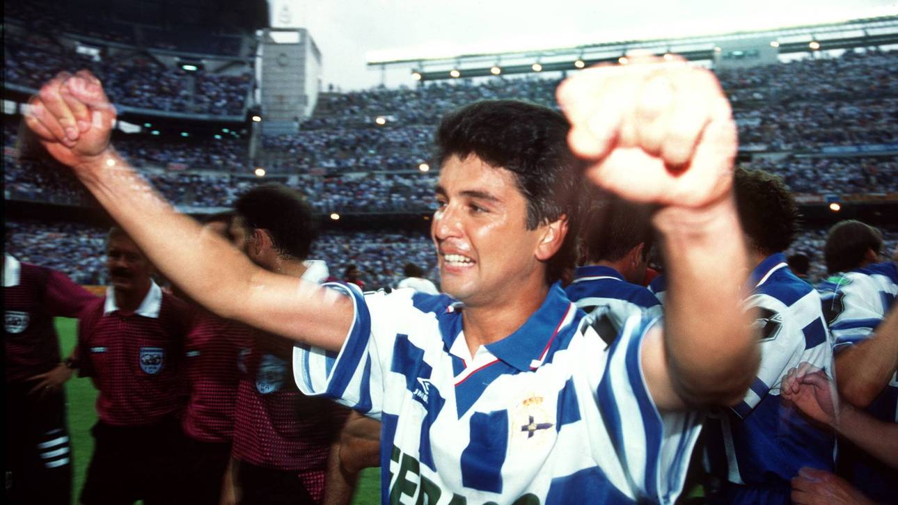 Superstar Bebeto jubelt im Trikot von La Coruna