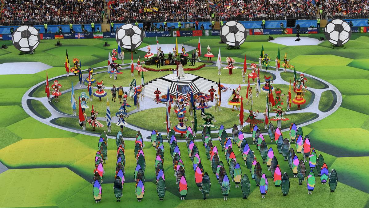 Die komplette Rasenfläche wurde für die Eröffnungsfeier auch mit etlichen Tänzern beansprucht