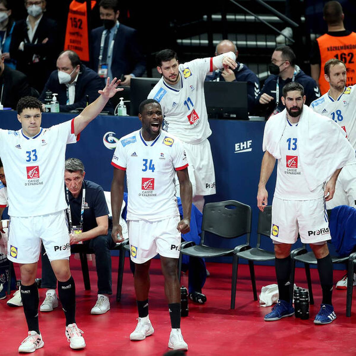 Frankreich zieht bei der Handball-EM doch noch ins Halbfinale ein. Lange sehen die Dänen, die ohne vier Top-Stars antreten, wie die sicheren Sieger aus.
