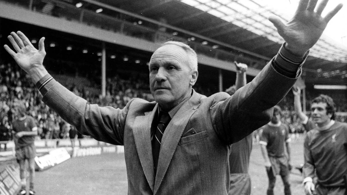 Bill Shankly ist für die Liverpooler Fans unsterblich. Er erweckt den Mythos und führt die Reds von der zweiten Liga an die Spitze der First Division. Sein Spruch "Einige Leute halten Fußball für einen Kampf um Leben und Tod. Ich mag diese Einstellung nicht. Ich versichere Ihnen, dass es viel ernster ist!", zeigt, was Fußball in Liverpool bedeutet. SPORT1 zeigt in Bildern, wie der Klub über England hinaus bekannt wurde