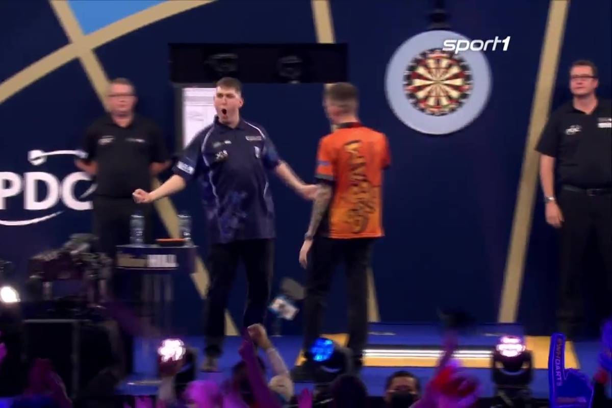 Bei der Darts-WM 2022 wirft William Borland in seinem ersten Spiel auf der großen Bühne des Ally Pally direkt einen Neun-Darter - und schafft dabei ein historisches Kunststück, wie es die PDC bei einem TV-Match zuvor noch nie gesehen hat.