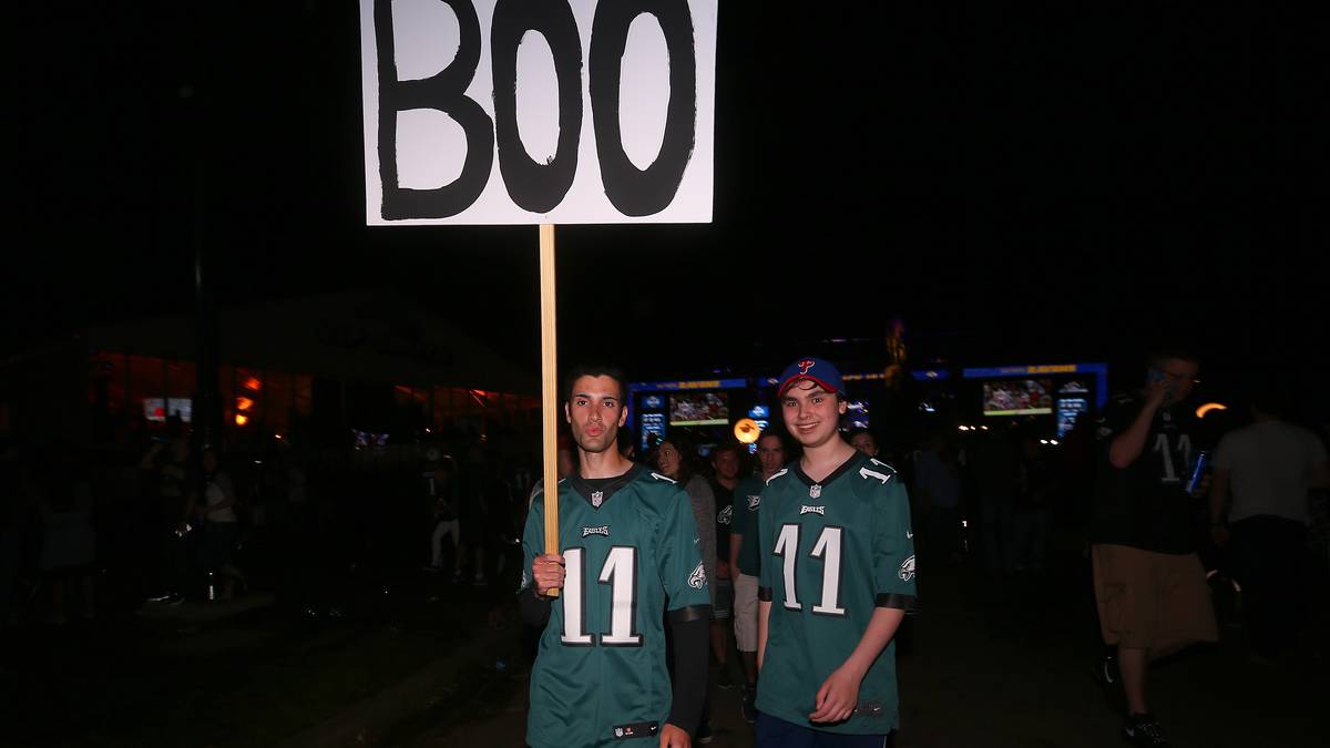 Allerdings sind nicht alle Fans fröhlich. Dieses Duo hatte offenbar eine böse Vorahnung und ist mit Derek Bernett als 14. Pick der Eagles alles andere als zufrieden 