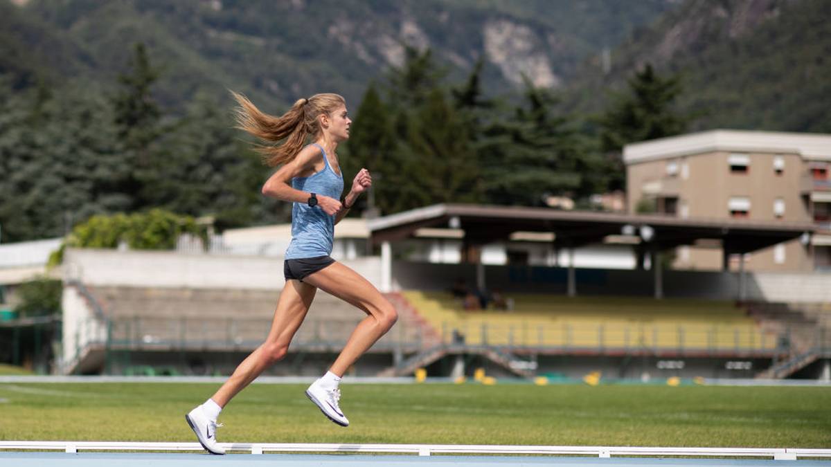 KONSTANZE KLOSTERHALFEN (22/GER): Seit ihrem Umzug nach Portland rennt die deutsche Ausnahmeathletin von einem Rekord zum nächsten. Geht in Doha über die 5000 Meter an den Start und ist dort eine der Mitfavoritinnen auf dem WM-Titel. Ahnte schon bei ihrem Umzug in die USA im November 2018, das sie mit unangenehmen Fragen konfrontiert würde. Obwohl sie nicht in der Salazar-Gruppe, sondern unter Pete Julian trainiert, werden diese Fragen jetzt noch aktueller