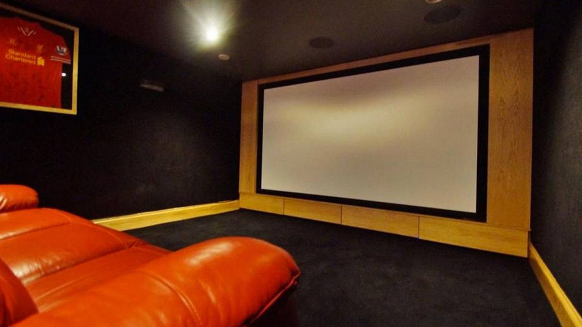 Das ist doch mal ein Heimkino. Hier zog sich Sterling bestimmt das eine oder andere Fußballspiel rein