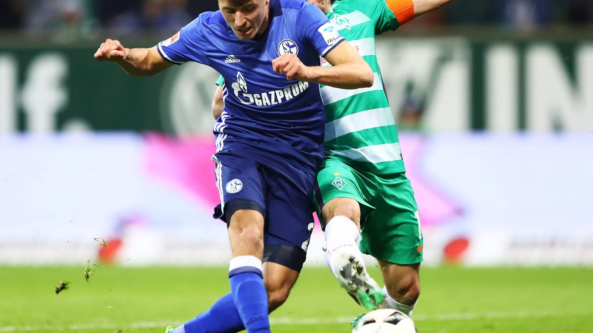 Werder Bremen - Schalke 04: Die Grünweißen schweben nach fünf Siegen in den letzten sechs Begegnungen auf Wolke sieben und wollen ihre Serie forrtführen. Alessandro Schöpf beißt sich mit Schalke 04 zunächst auch doie Zähne aus