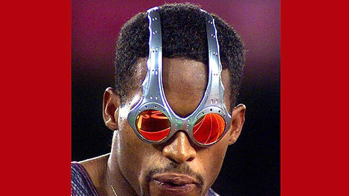 Mit dem neuesten Brillen-Modell zeigt sich Ato Boldon aus Trinidad und Tobago bei Olympia 2000
