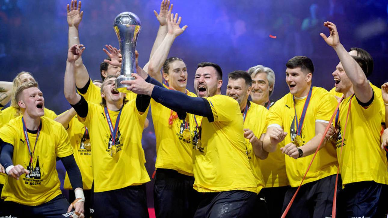 Jannik Kohlbacher (M., mit Pokal) gewann mit den Rhein-Neckar Löwen 2023 den DHB-Pokal