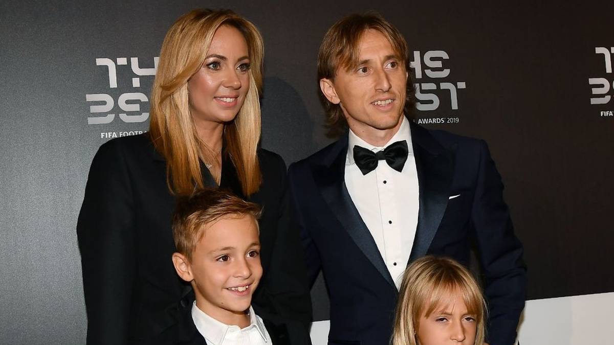 Vorjahressieger Luka Modric ließ sich die Gala in der Mailänder Oper nicht entgehen. Der Kroate kam mit seiner Ehefrau und seinen beiden Kindern 