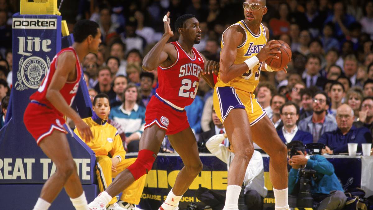 Vier Jahre später versetzt er den Bucks mit seinem Wechsel zu den Lakers einen Stich ins Herz. In L. A. macht sich "Cap" mit fünf NBA-Titeln endgültig unsterblich