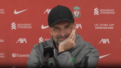 Jürgen Klopp traf bei einem Liverpool-Spiel den Vater von einem seiner Spieler. Die Nachstellung der Konversation auf der Pressekonferenz sorgte für einige Lacher bei den Journalisten. 