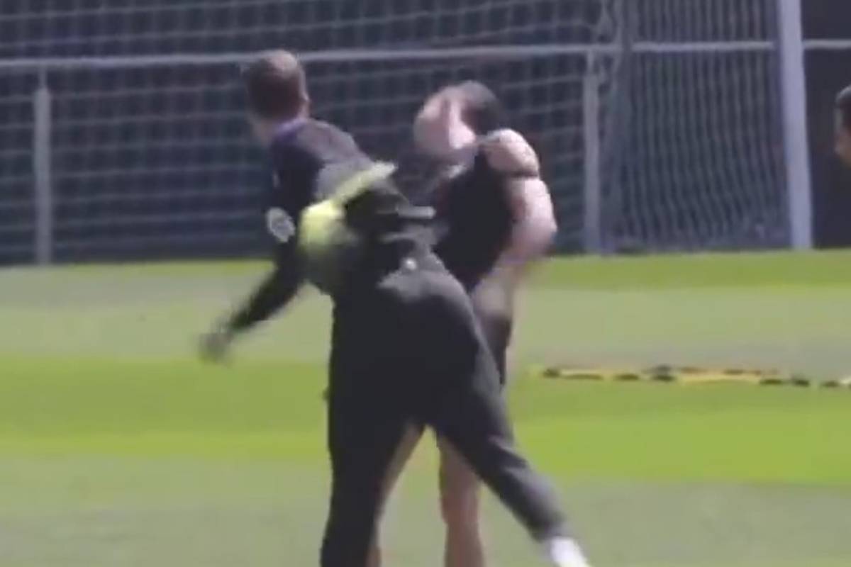 Im Training des FC Barcelona kommt es zu einer kuriosen Szene. Barca-Star Lewandowski scheint K.O. zu gehen.