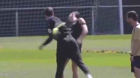 Im Training des FC Barcelona kommt es zu einer kuriosen Szene. Barca-Star Lewandowski scheint K.O. zu gehen.