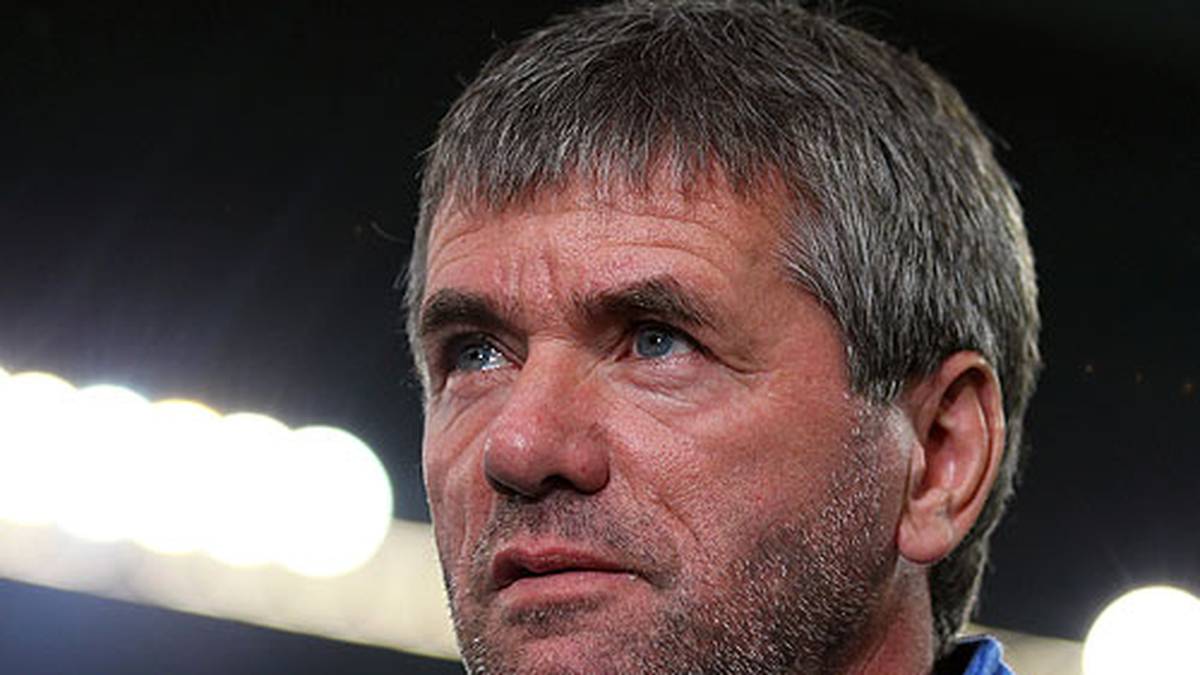 Friedhelm Funkel ist der Rekordmann! Niemand hat an mehr Bundesliga-Spielen als Spieler und Trainer teilgenommen als der 56-Jährige! Für den Bochumer Trainer war das 1:0 bei Fortuna Düsseldorf sein 1080. Partie in den beiden obersten deutschen Ligen. SPORT1 blickt auf seine lange Karriere zurück