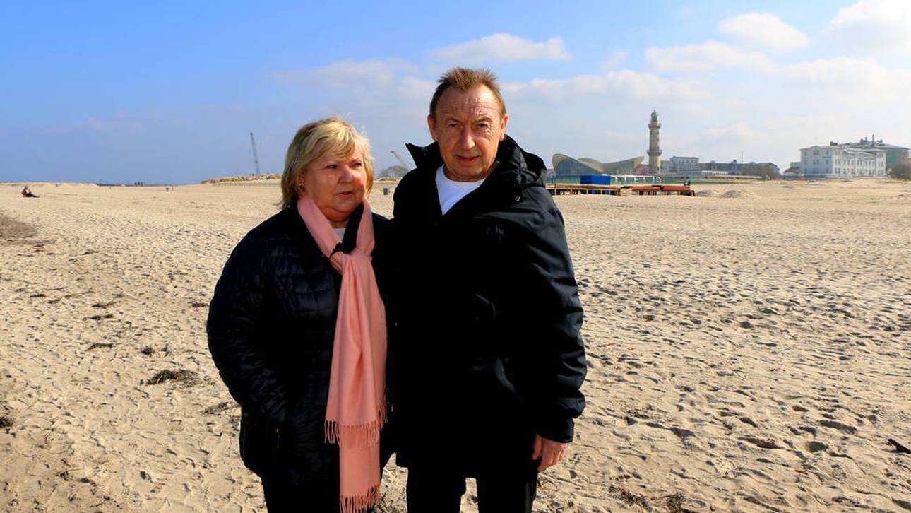 Joachim Streich und Frau Marita 2021 am Strand von Warnemünde