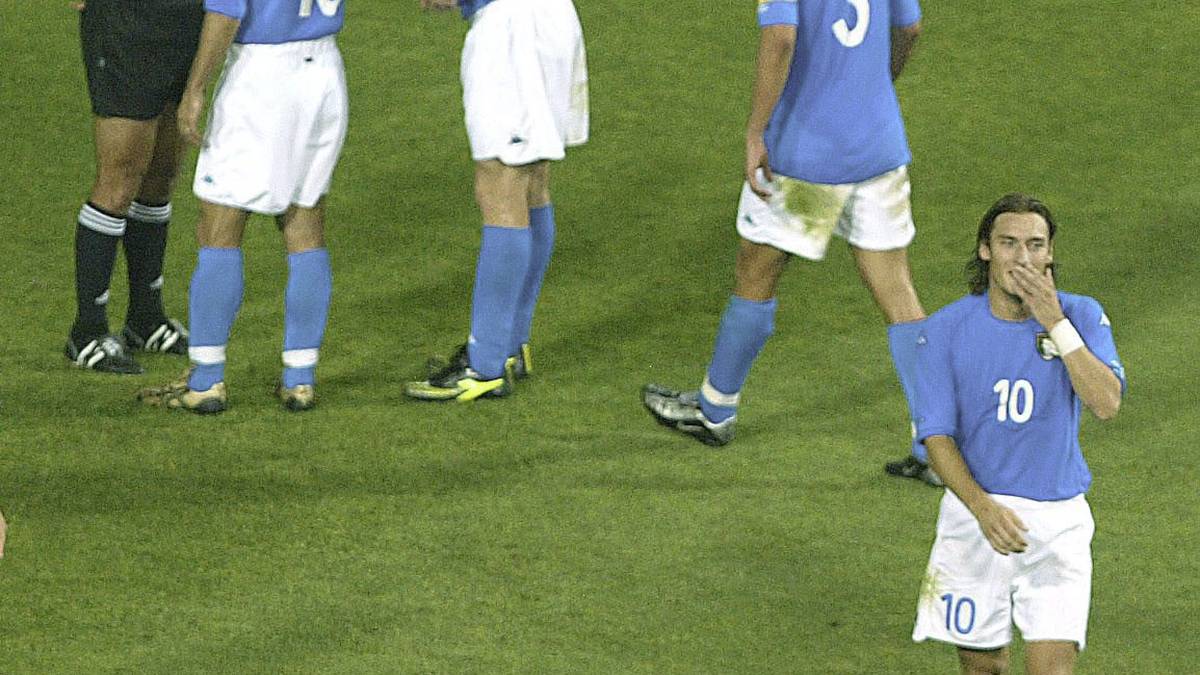 Der Italiener ist als Heißsporn bekannt. Sein Platzverweis im WM-Achtelfinale 2002 gegen Gastgeber Südkorea ist allerdings eine äußerst umstrittene Entscheidung und lässt ihn und seine Teamkollegen fassungslos zurück. Die "Squadra Azzurra" scheidet am Ende aus