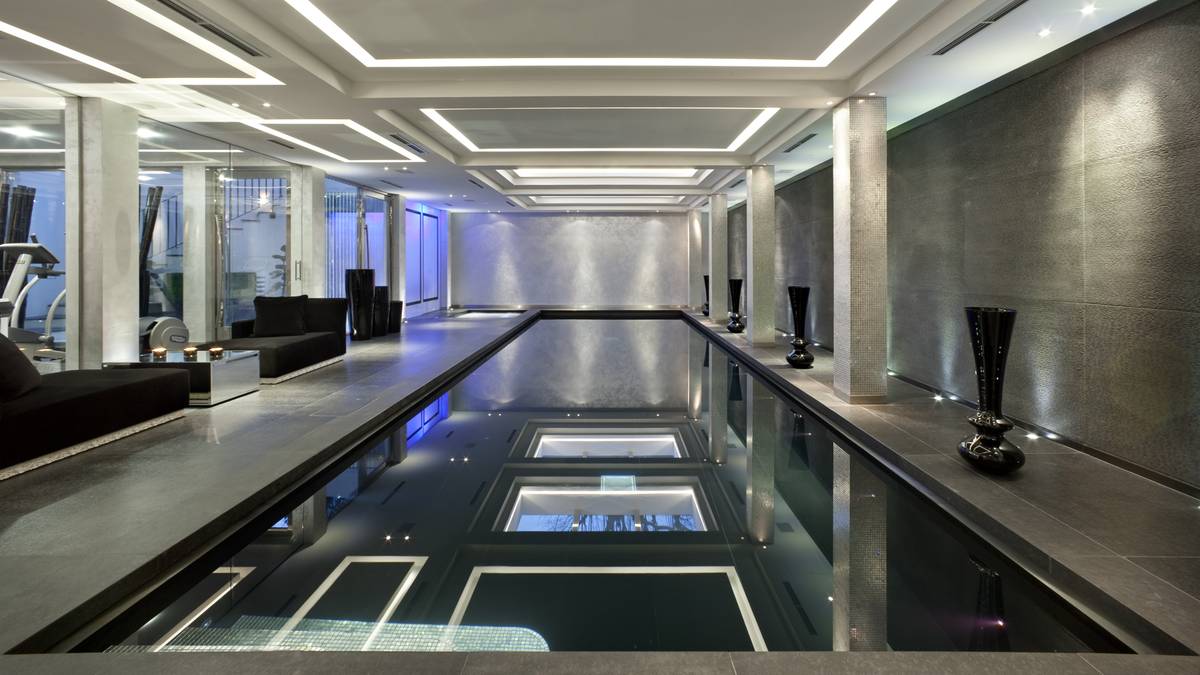 Im Inneren ist alles vom Feinsten und mit den edelsten Materialien ausgestattet. Dabei wirken die Räume sehr offen und lassen genug Luft zum Atmen