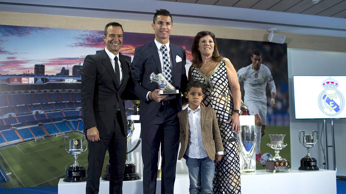 Jorge Mendes (l.) mit Cristiano Ronaldo, dessen Mutter Maria Dolores dos Santos und dessen Sohn Cristiano Ronaldo JR