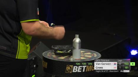 Michael van Gerwen greift im Viertelfinale des 14. Spieltags der Premier League of Darts gegen Rob Cross zu einer seltenen Maßnahme. Der Niederländer schleift während des Legs seine Darts.