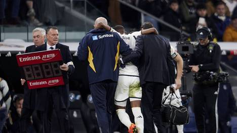 David Alaba zog sich beim Spiel gegen den FC Villarreal einen Kreuzbandriss zu. Uli Hoeneß verrät, wie der FC Bayern dem Österreicher geholfen hat.  