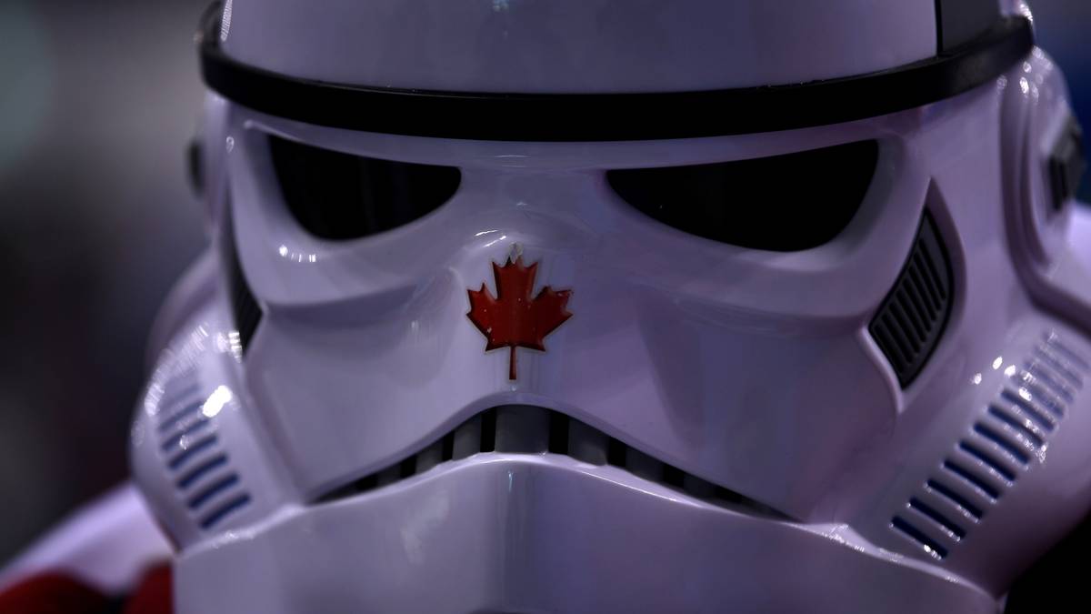 Auf der Tribüne wird beim Eishockey-Match zwischen den USA und Kanada ein Star-Wars-Fan gesichtet