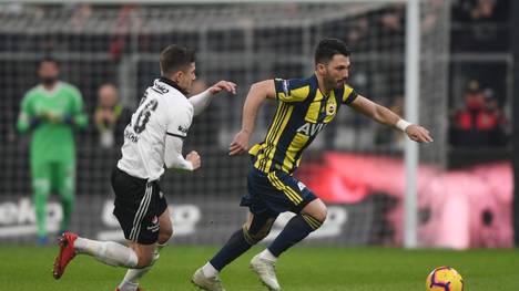 Fenerbahce's Tolgay Arslan (R) vies with Besiktas' Dorukhan Tokoz during the Turkish Super Lig football match between Besiktas and Fenerbahce on February 25, 2019, at the Vodafone Park stadium in Istanbul. (Photo by OZAN KOSE / AFP)        (Photo credit should read OZAN KOSE/AFP via Getty Images)