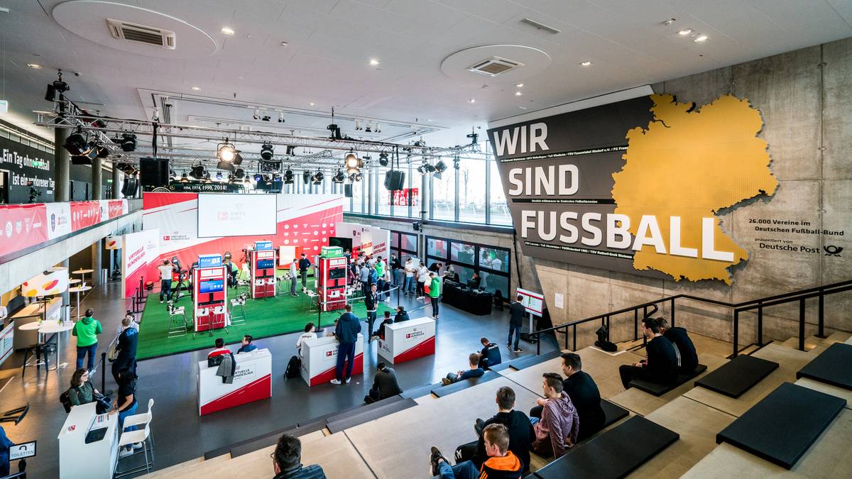 Unter dem Slogan "Wir sind Fußball" waren die Spielstationen für die Profis in Dortmund aufgebaut