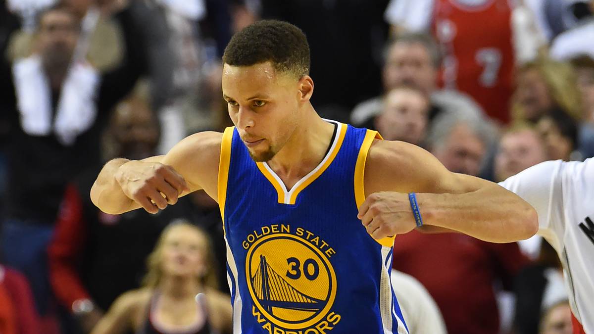 Curry hatte mit 30,1 Punkten, 6,7 Assists und 5,4 Rebounds pro Spiel sowie 50,4 Prozent Wurfquote aus dem Feld und 45,4 Prozent Dreierquote in der regulären Saison Fabelzahlen aufgelegt und mit seinen Warriors durch 73 Siege den Rekord von Michael Jordans Chicago Bulls gebrochen
