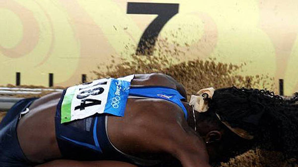 Die US-Amerikanerin Jimoh Funmilayo taucht bei ihrer Landung bei den Olympischen Spielen 2008 in den Sand ein