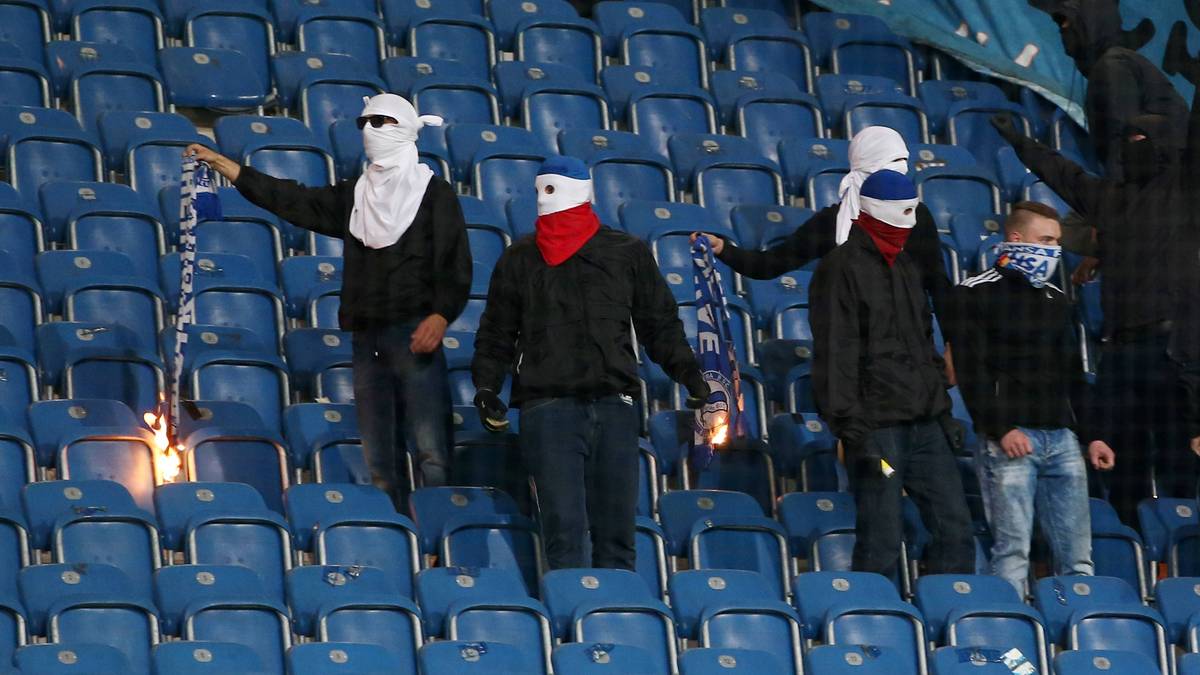 Bemerkenswert: die anderen Zuschauer reagieren mit Schmähgesängen für beide Chaotengruppen