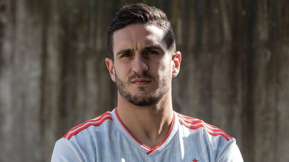 Das Auswärtstrikot der Spanier dürfte jedenfalls nicht für politische Diskussionen sorgen. Hier posiert Koke von Atletico Madrid im weiß-roten Dress