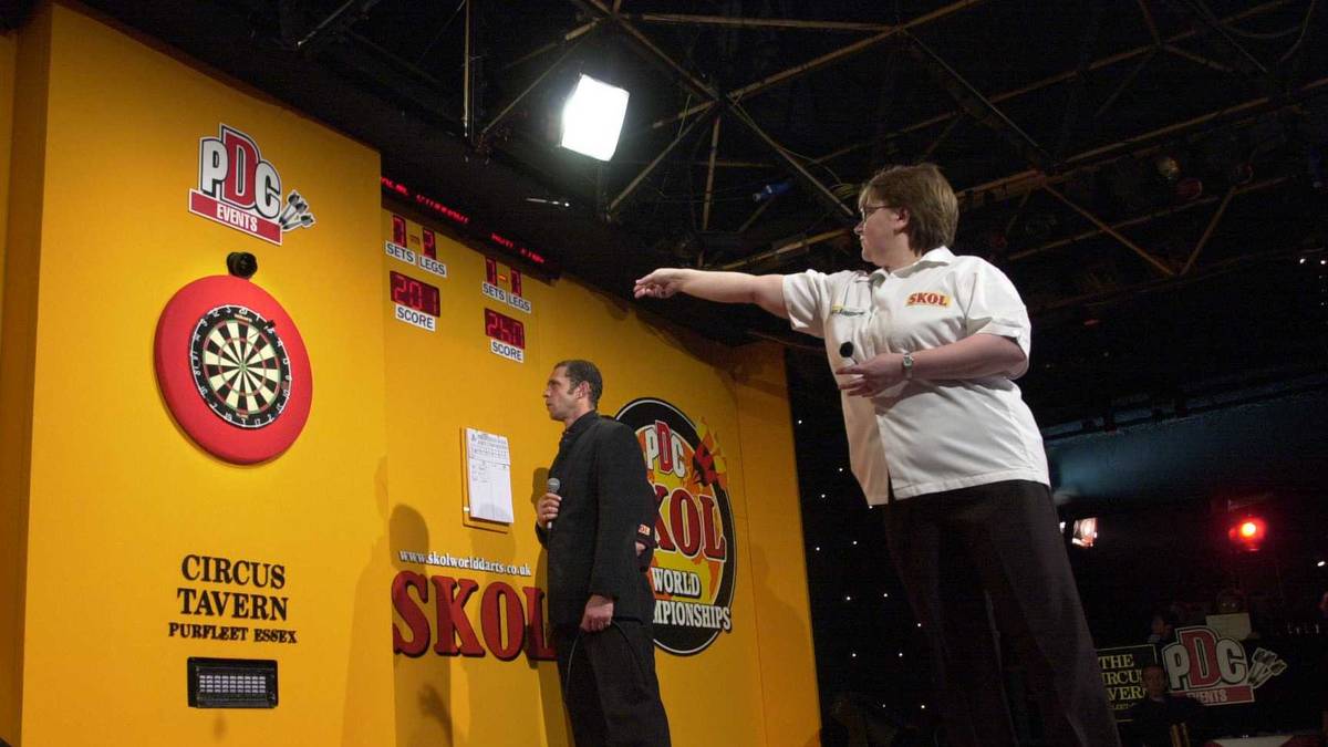 Anschließend steht sie noch fünf Jahre bei der PDC unter Vertrag, zu einer weiteren WM-Teilnahme kommt es aber nicht mehr. Im Jahr 2006 beendet sie in Folge einer Schulterverletzung schließlich ihre Laufbahn