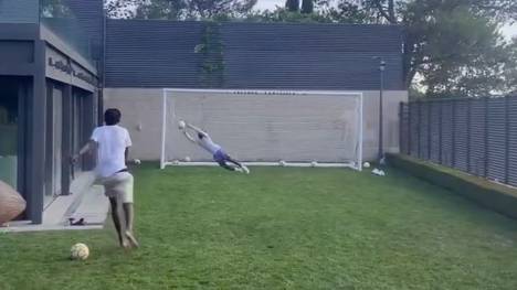 Der Real-Madrid-Star Eduardo Camavinga zeigt im Urlaub seine Künste zwischen den Pfosten und macht Kollege und Keeper Courtois Konkurrenz.