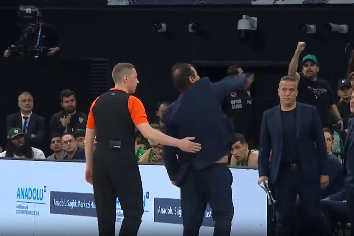 Ausraster! Trainer legt sich mit Fans an