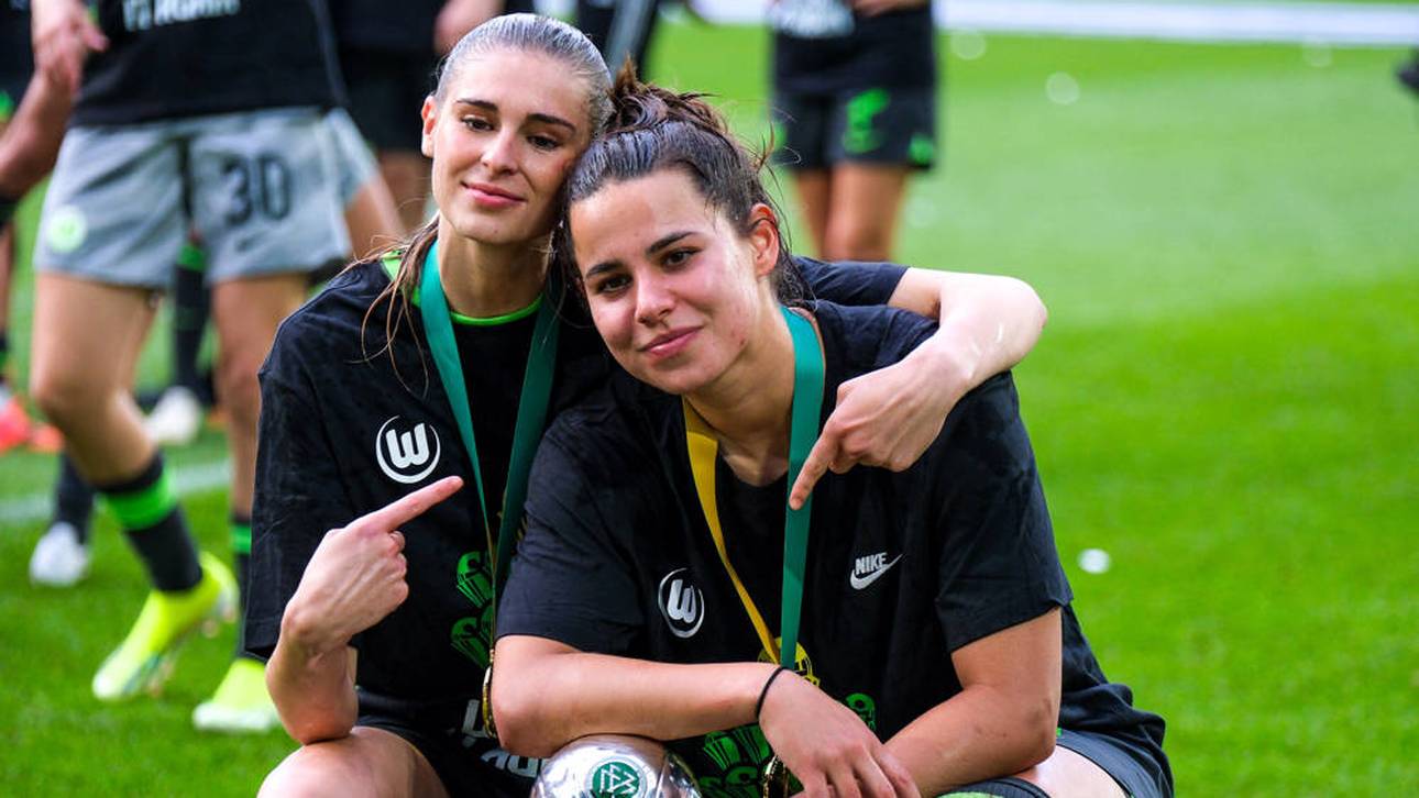 Jule Brand (li.) und Lena Oberdorf (re.) verstehen sich auch neben dem Platz bestens