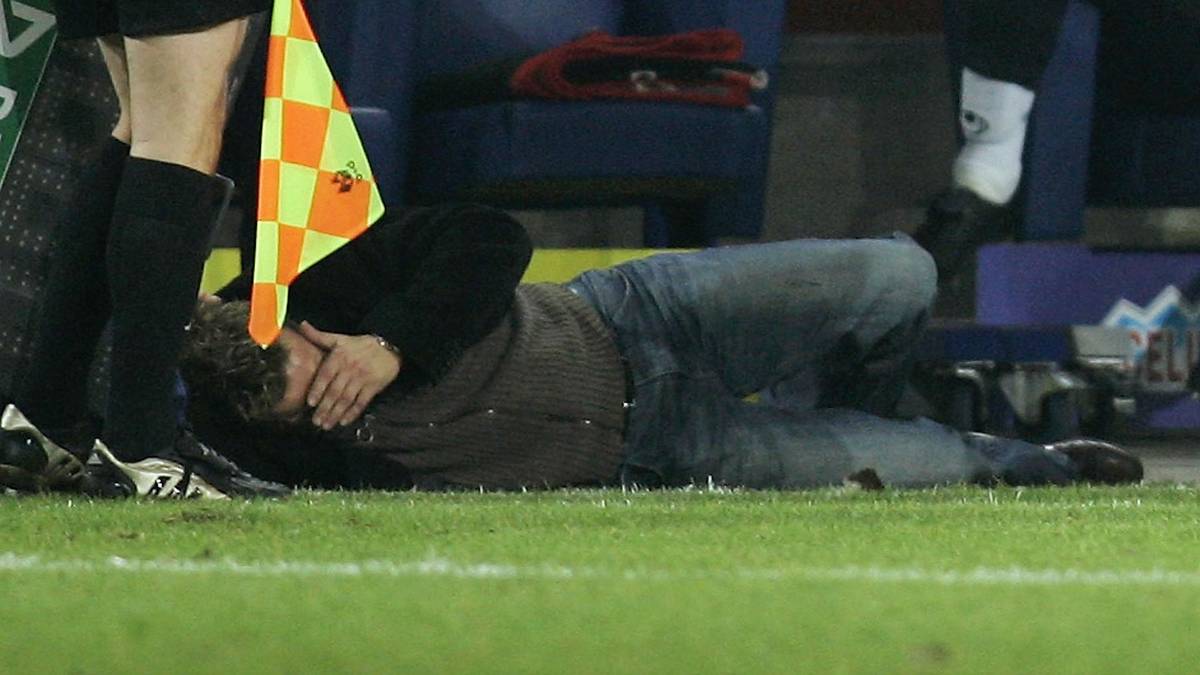 Nachdem er mit Streit Stirn an Stirn steht, fällt Meier plötzlich theatralisch zu Boden. Die Fernsehbilder entlarven ihn als laienhaften Schauspieler, von Streit war kein Kopfstoß ausgegangen