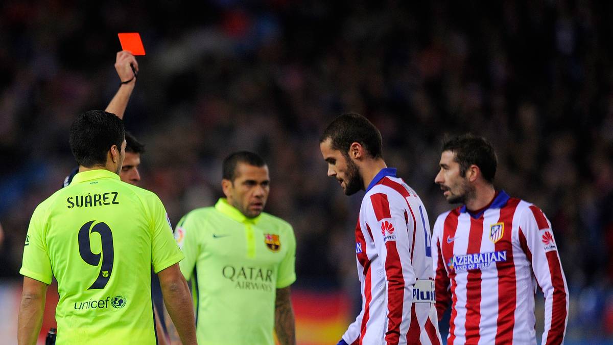 Atletico Madrids Mario Suarez (2.v.r) und Gabi flogen gegen den FC Barcelona vom Platz.
