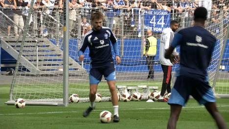 Die Leidenszeit von Mario Vuskovic ist vorbei. Nach über 1400 Tagen darf der Kroate wieder am HSV-Training teilnehmen. Ein Moment, der für alle Beteiligten emotional wird.